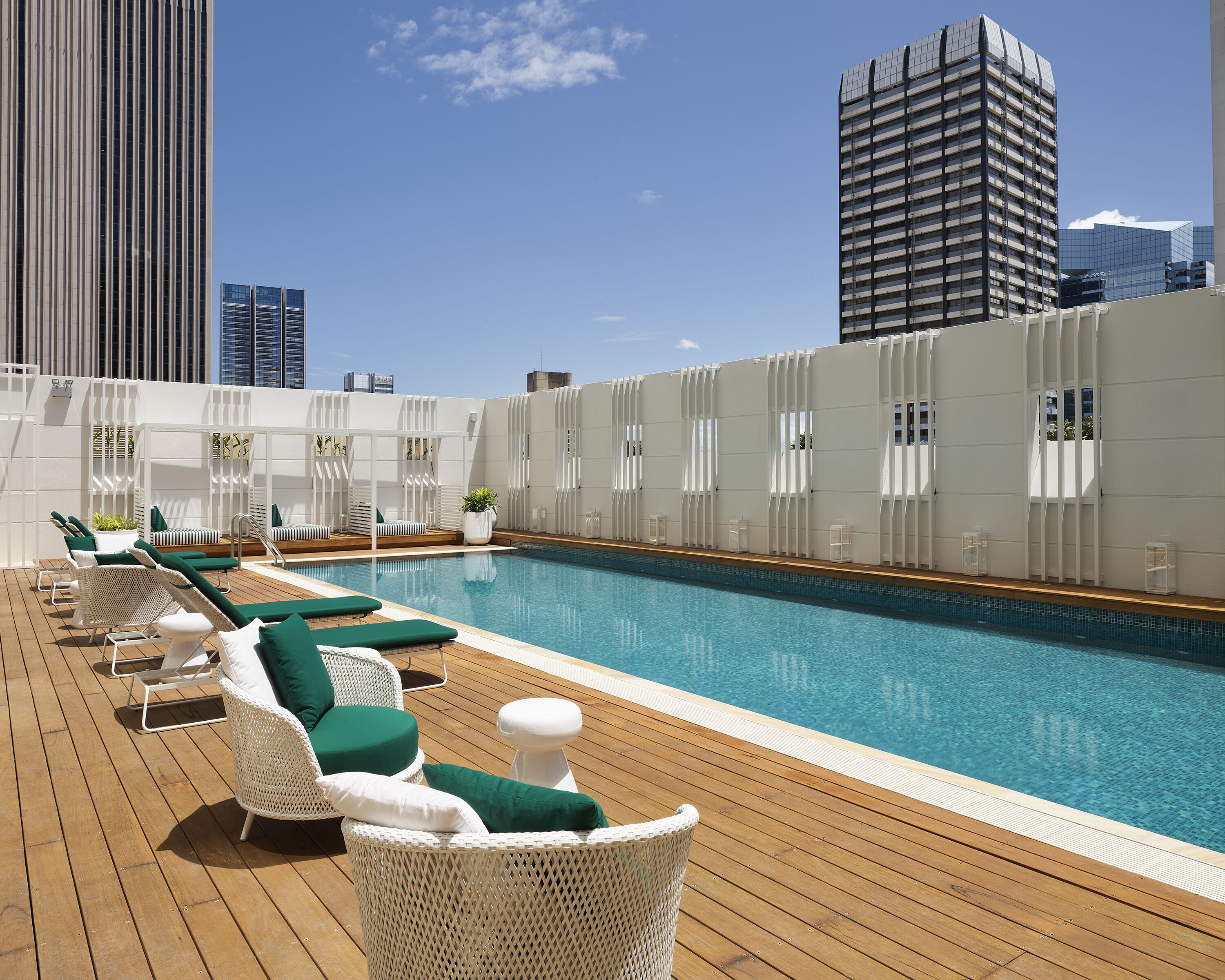 Een buitenzwembad, gratis zwembadcabana's en ligstoelen