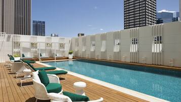 Piscina externa, funciona das 6h às 22h, barracas de cortesia