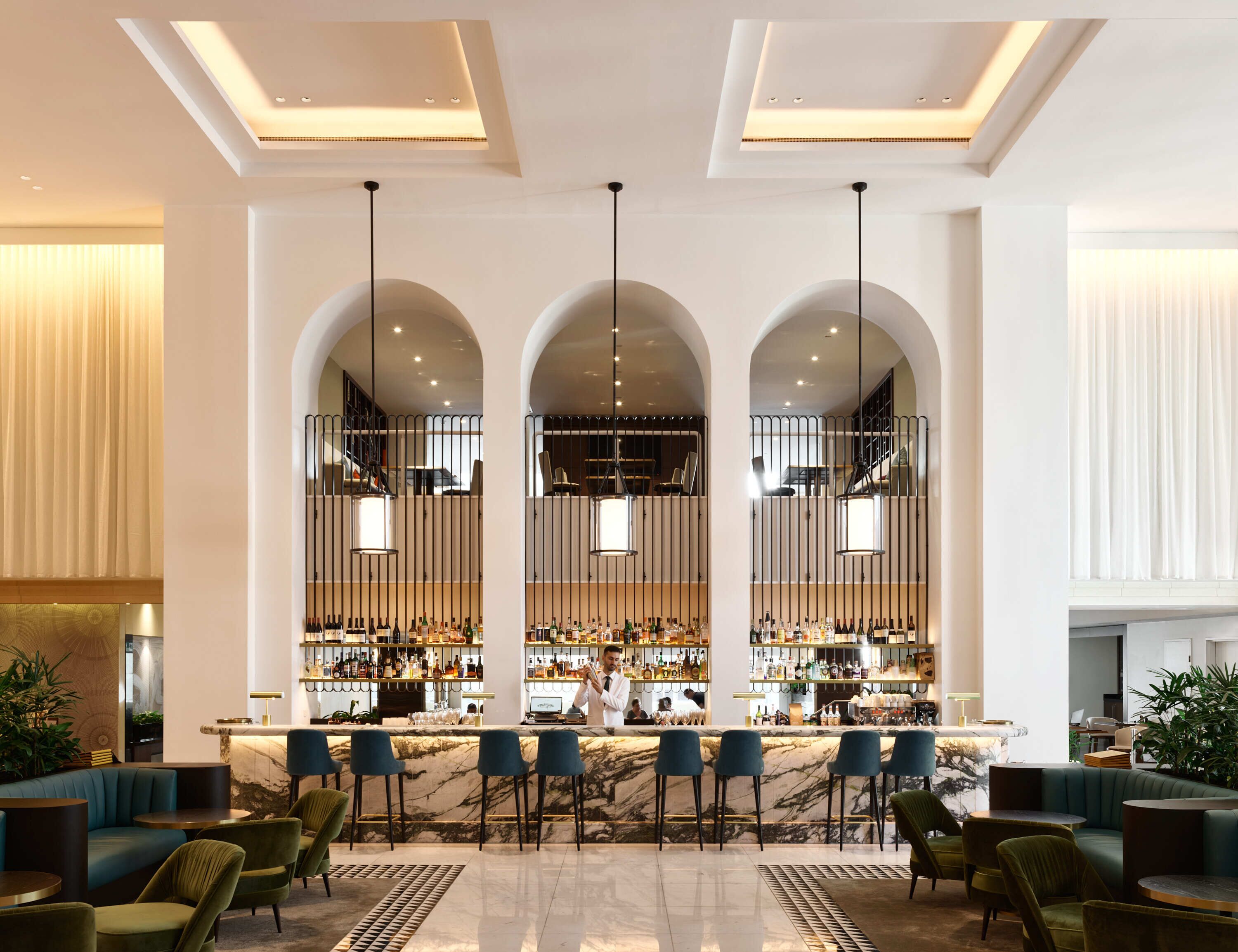 점심 식사 및 저녁 식사 제공