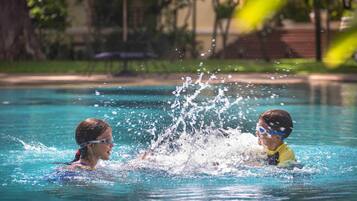 2 piscinas externas, funciona das 6h às 20h, guarda-sóis