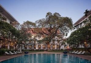 2 hồ bơi ngoài trời, dù/ô trên bãi biển/hồ bơi 