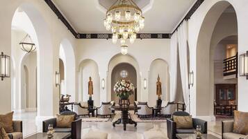 2 bars/lounges, lobby lounge