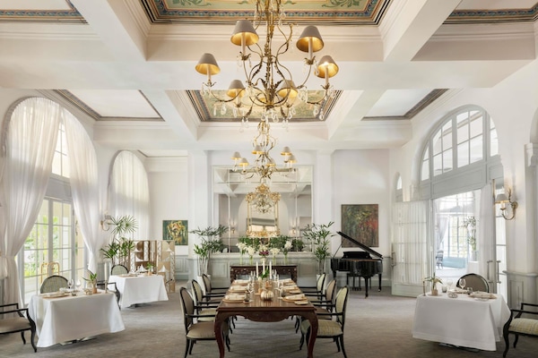 2 restaurants, lunch, dinner served; international cuisine