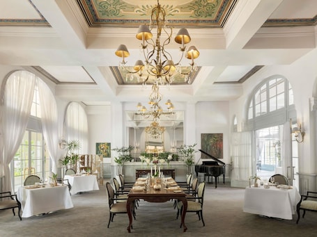 2 restaurantes; se sirve almuerzo y cena; cocina internacional