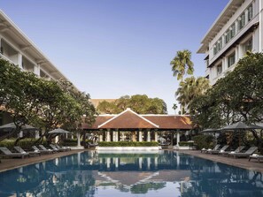 2 restaurants, lunch, dinner served; international cuisine - Raffles Hotel Le Royal (Phnom Penh)