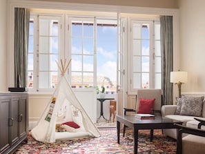 Landmark Suite | Minibar, in-room safe, individually furnished, desk