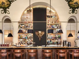 2 restaurants; ze serveren er lunch en diner