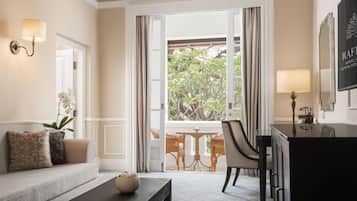 Executive Suite King Bed | 1 bedroom, minibar, in-room safe, individually furnished