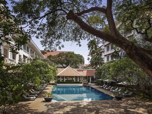 2 piscinas al aire libre, sombrillas