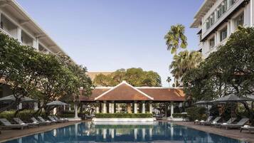 2 restaurants, lunch, dinner served; international cuisine