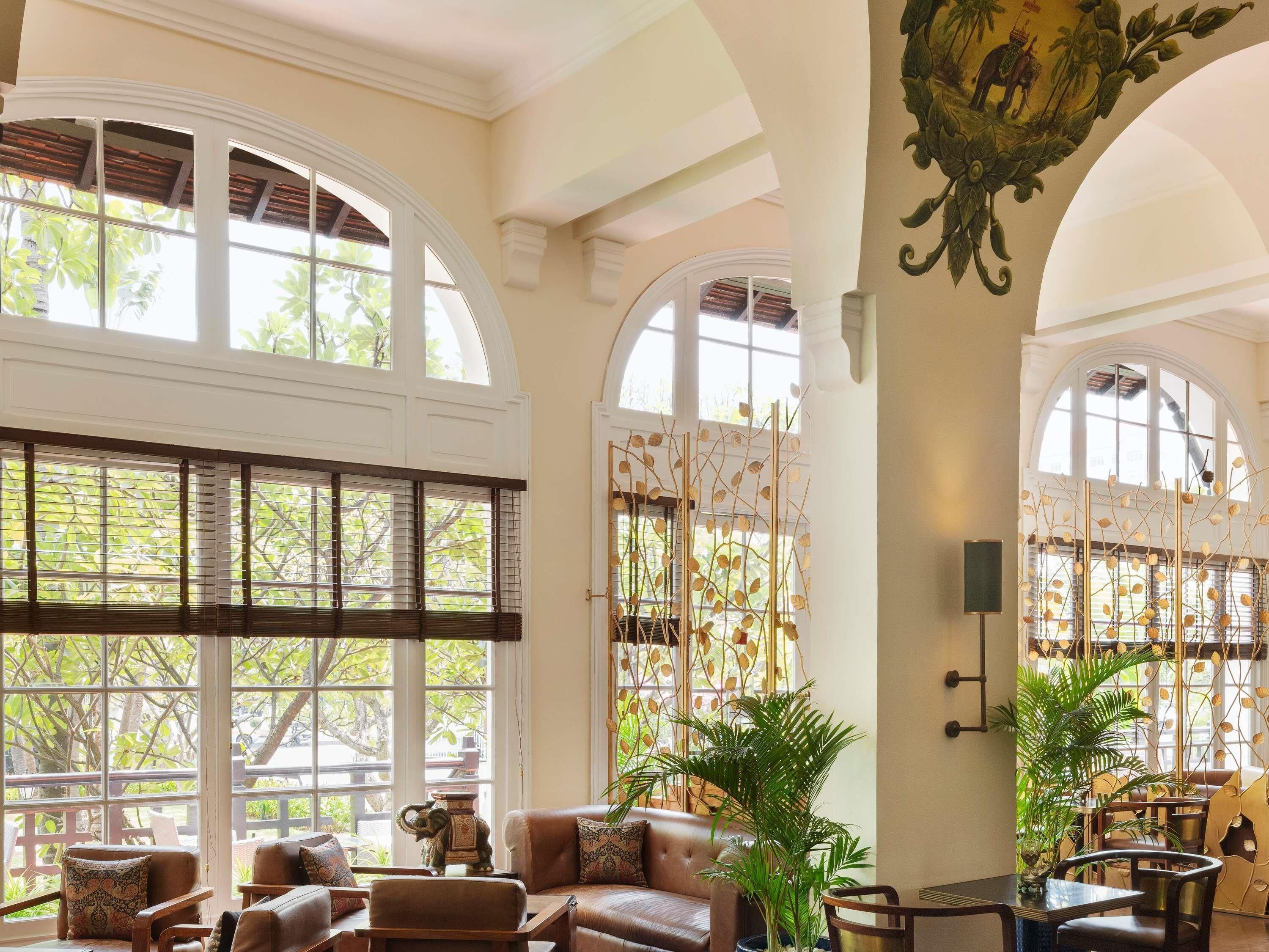 2 restaurants servant le déjeuner et le dîner