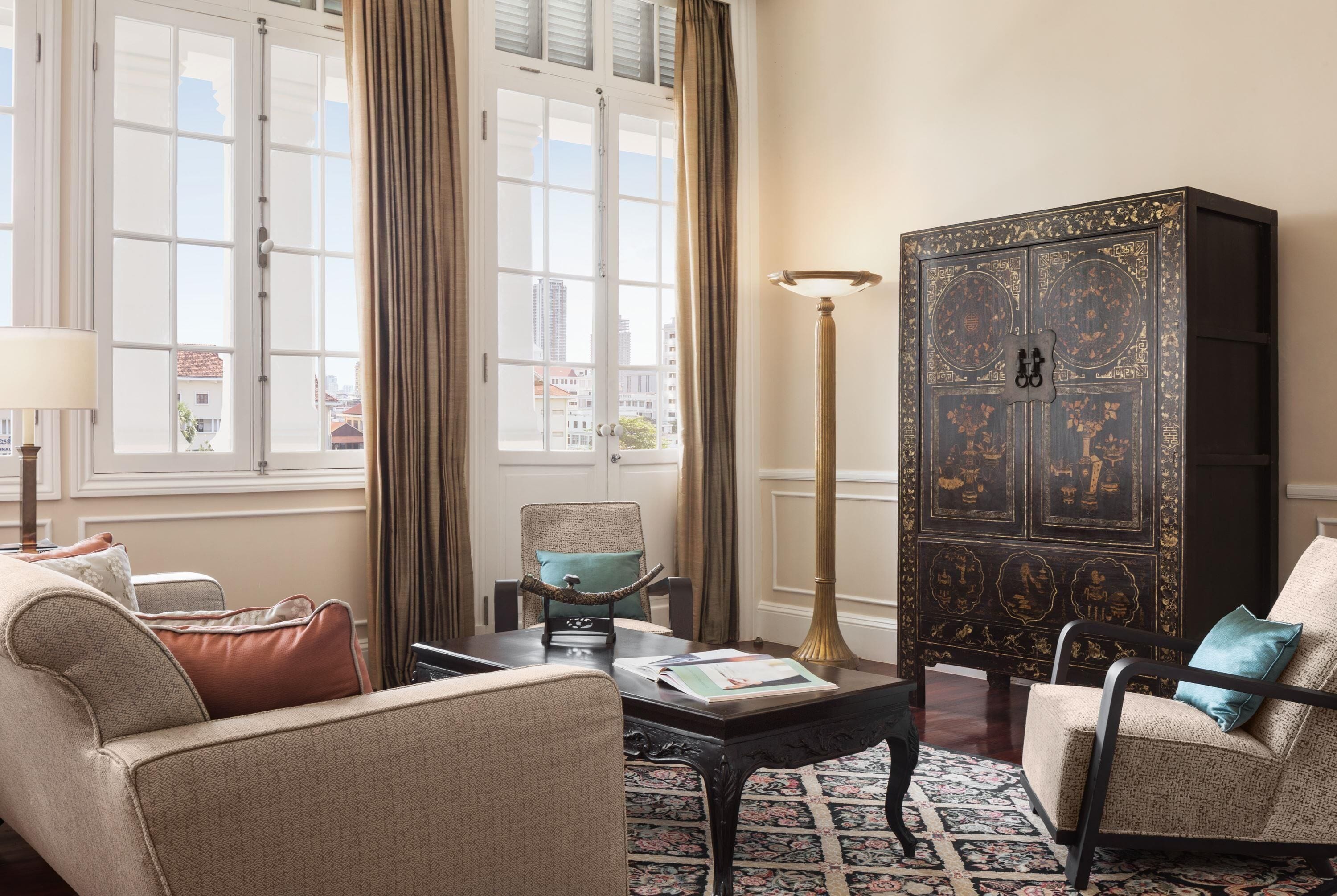 Una sala de estar con sofá, sillón y aparador.
