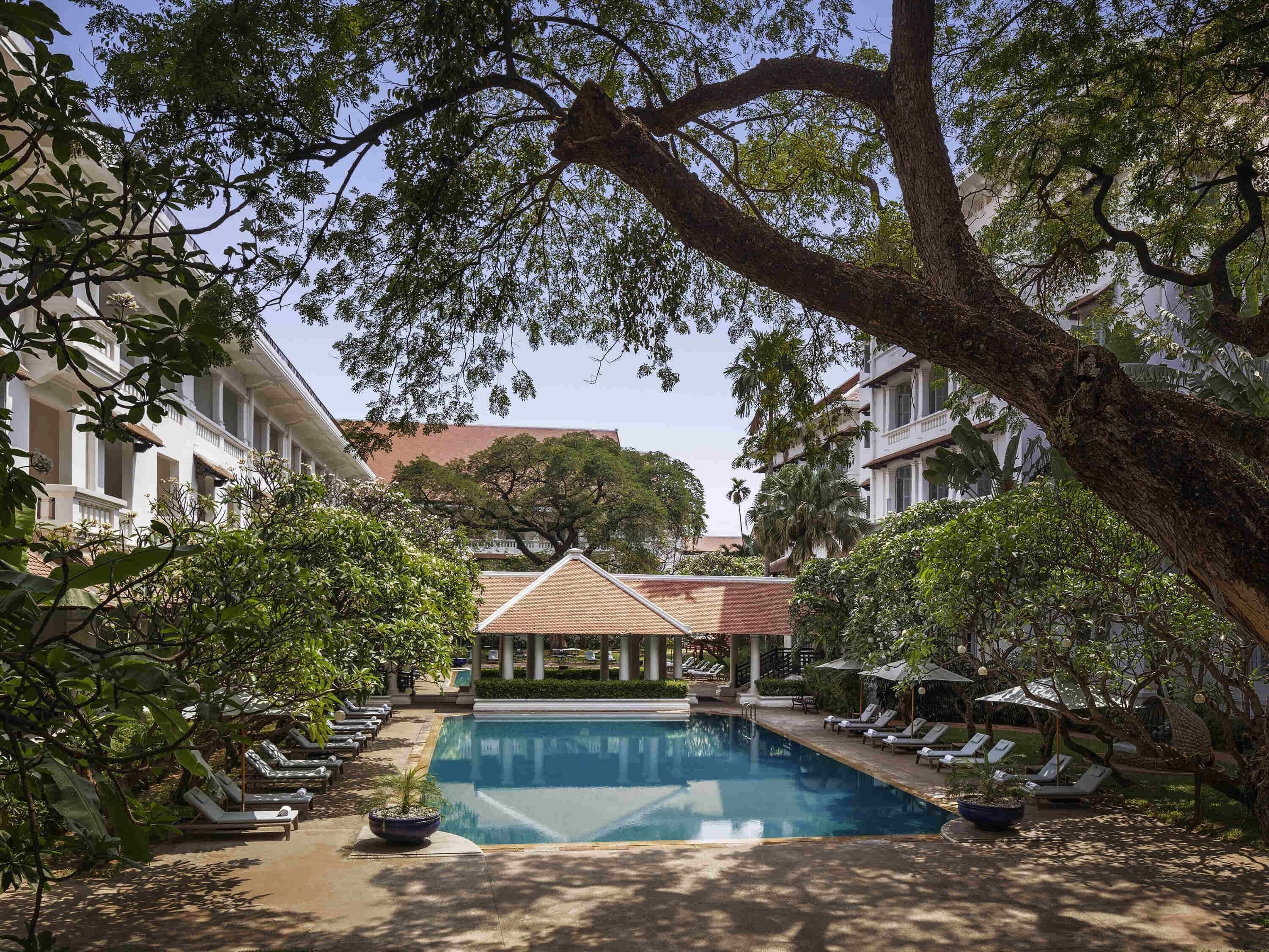 2 restaurantes, com serviço de almoço e jantar; culinária internacional