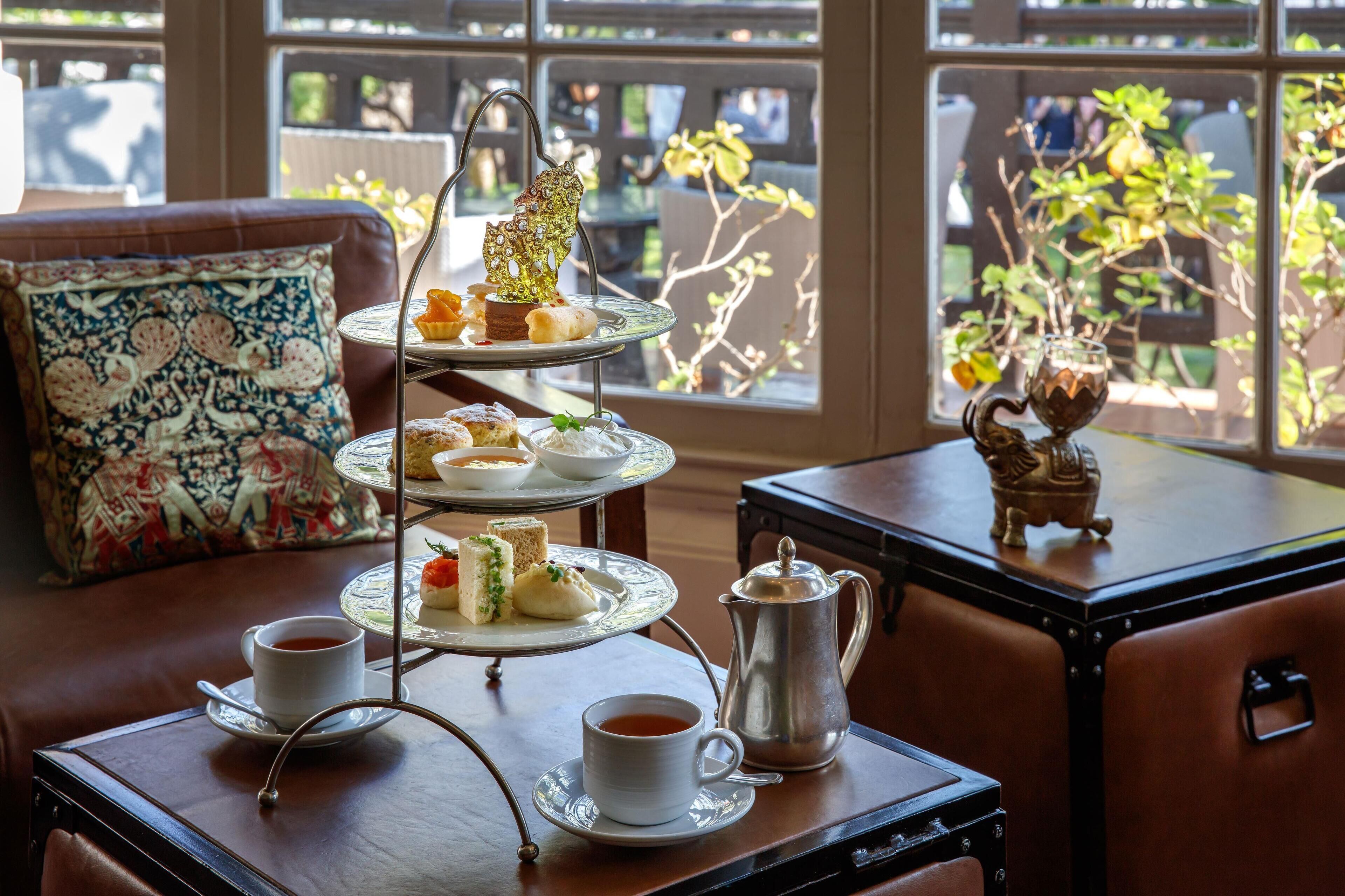 2 restaurants, lunch, dinner served; international cuisine