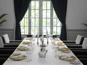 2 restaurants, lunch, dinner served; international cuisine