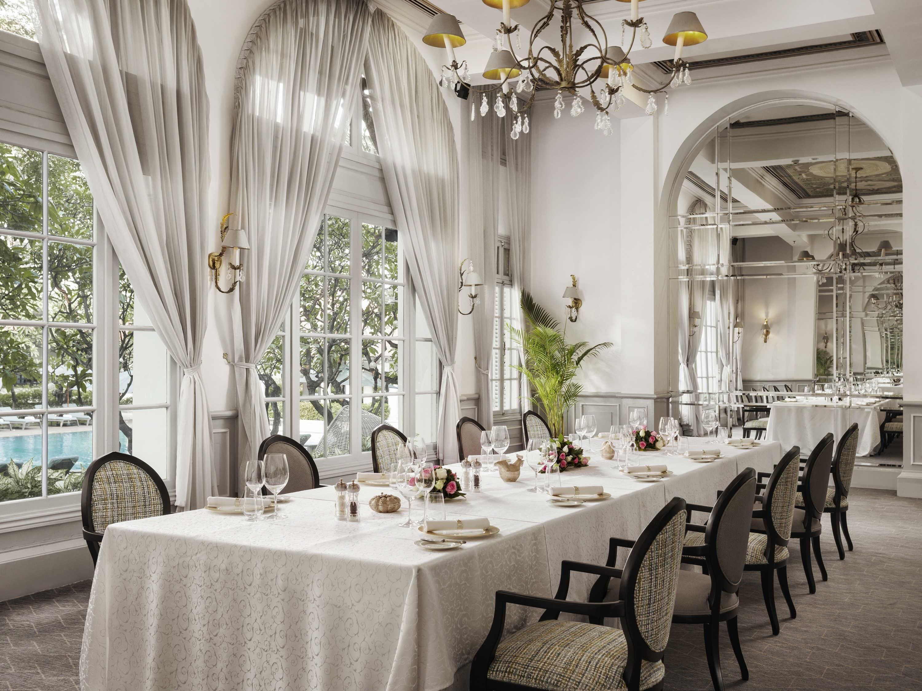 2 restaurants; lunch and dinner served