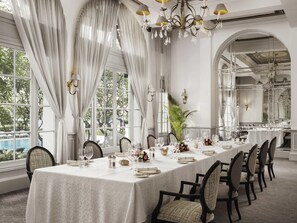 2 間餐廳；供應午餐和晚餐