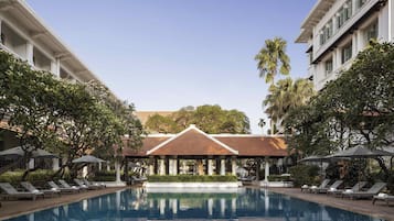 2 restaurants, lunch, dinner served; international cuisine