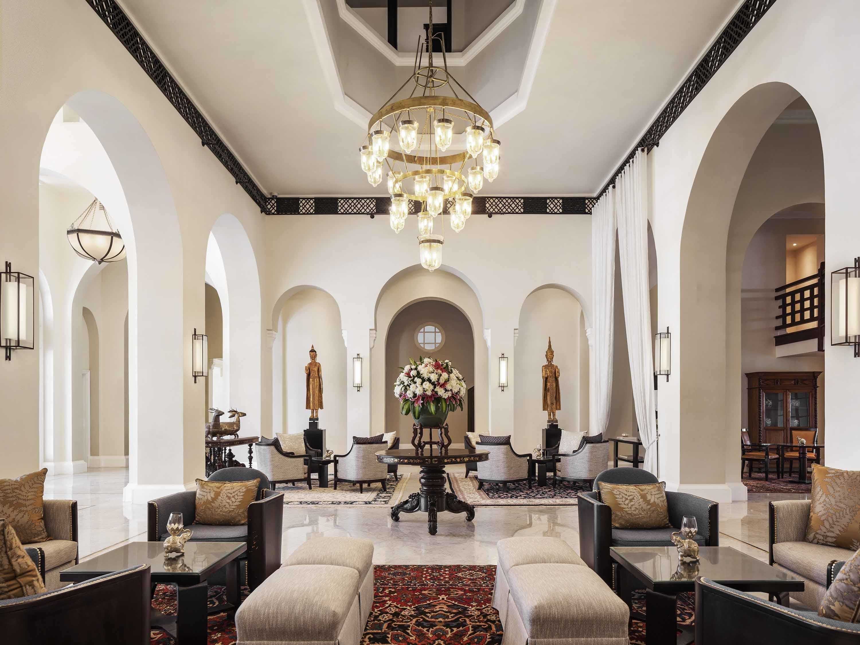 2 bars/lounges, lobby lounge