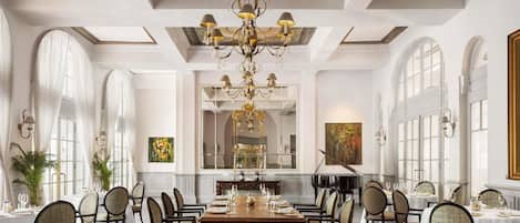 2 restaurantes, se sirven comidas, cenas y cocina internacional