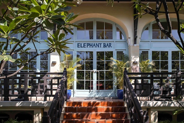 2 bars/lounges, lobby lounge