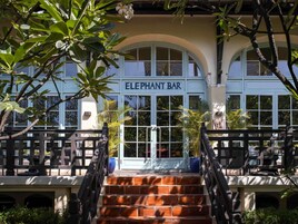 2 bars/lounges, lobby lounge