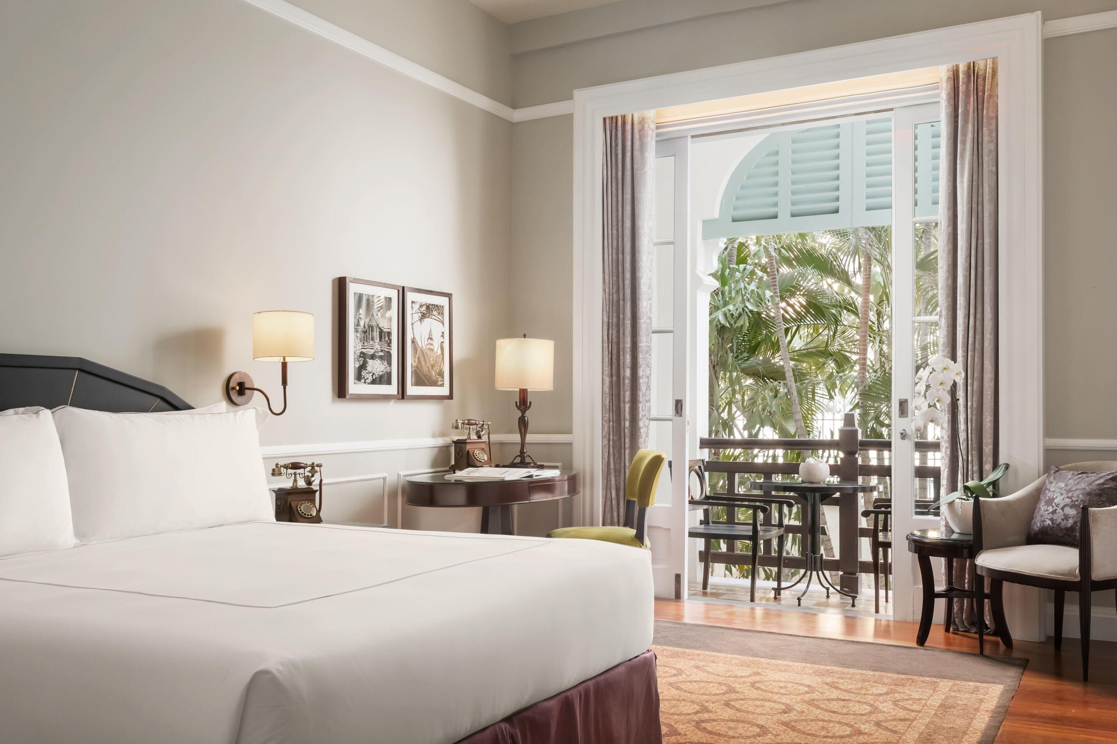 colonial suite king bed | view from room