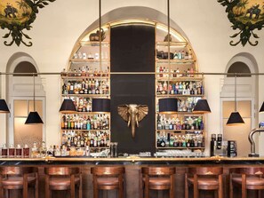 2 bars i un lounge al vestíbul 