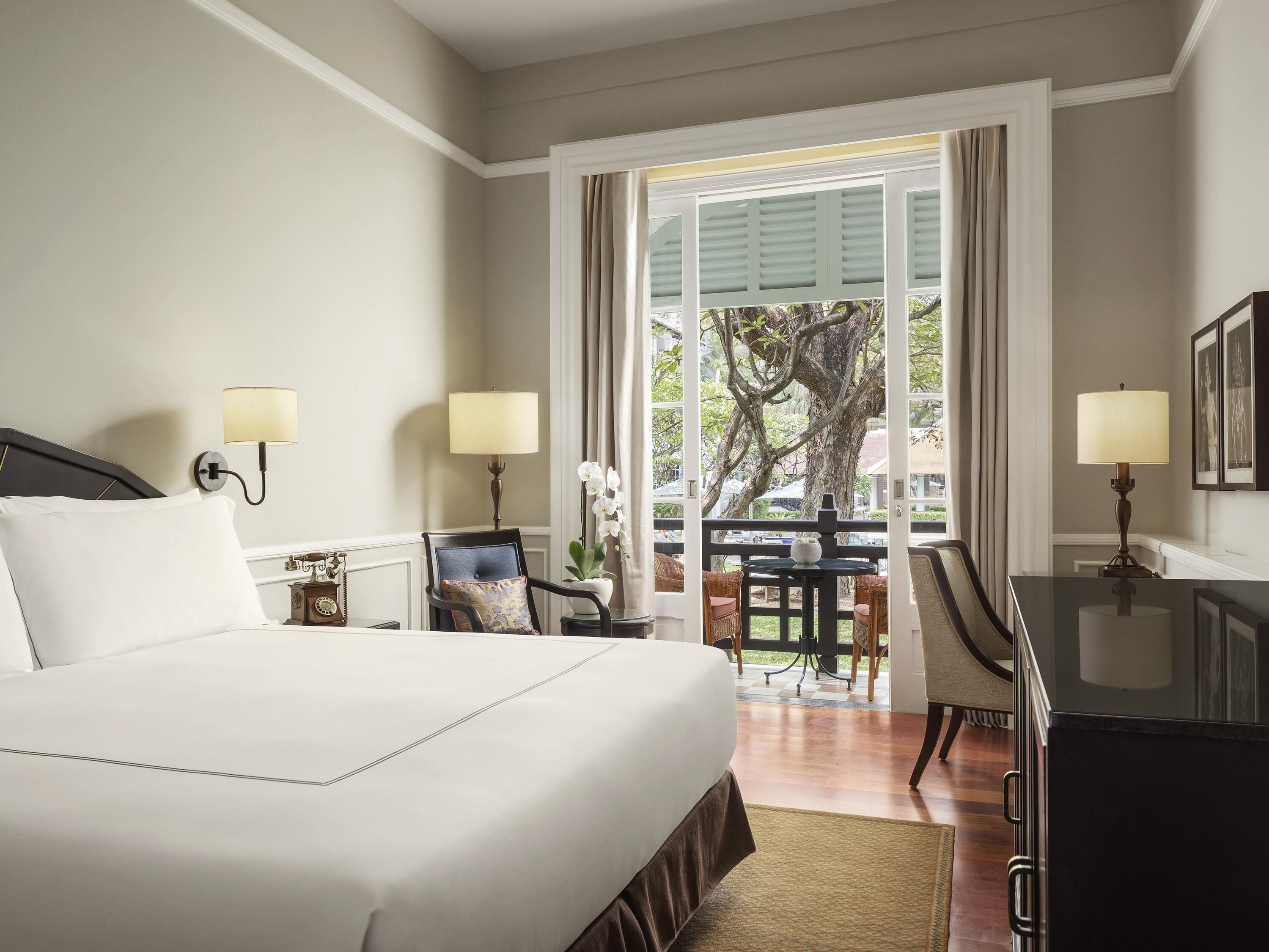 Minibar, Zimmersafe, individuell eingerichtet, Schreibtisch