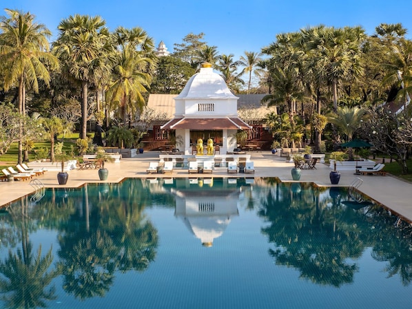 2 bars/lounges, poolside bar