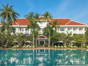 2 outdoor pools, free pool cabanas, pool umbrellas