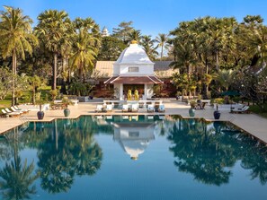 2 bares, bar junto a la piscina
