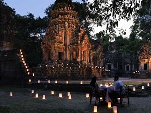 Indoor wedding - Raffles Grand Hotel d'Angkor (Siem Reap)