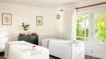 Een sauna, een bubbelbad, lichaamsbehandelingen, aromatherapie