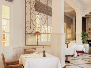 2 restaurants, breakfast served