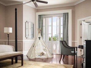 Suite, 1 King Bed (Landmark) | Egyptian cotton sheets, premium bedding, pillowtop beds, minibar