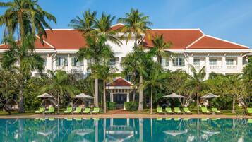 2 outdoor pools, free pool cabanas, pool umbrellas