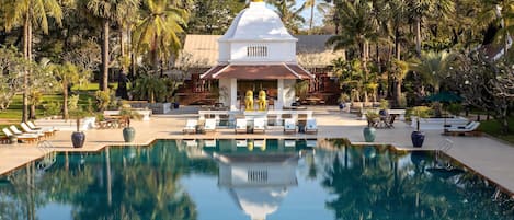 2 bars/lounges, poolside bar