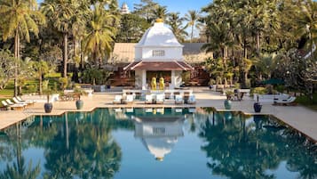 2 bars/lounges, poolside bar