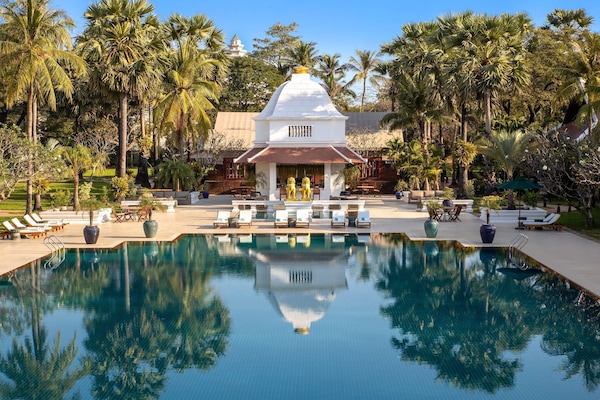 2 bars/lounges, poolside bar