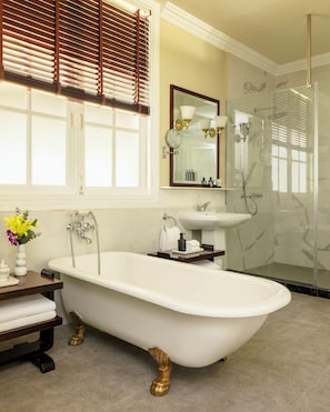 Villa Royale, 2 chambres | Salle de bain | Baignoire et douche séparées, douche à « effet pluie »