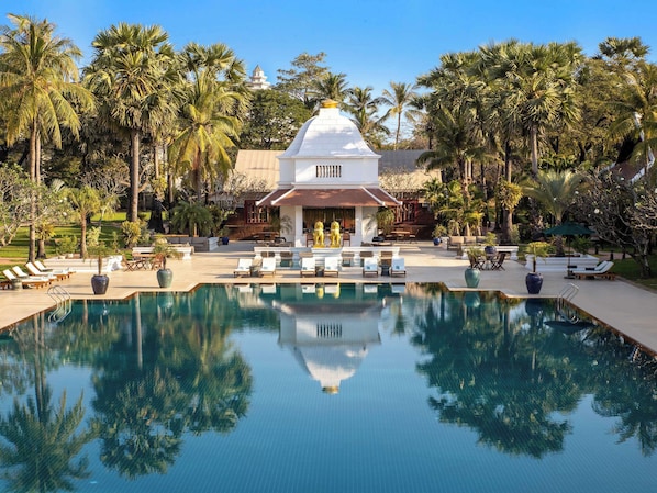 2 bars/lounges, poolside bar