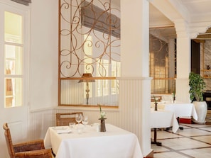 2 restaurants, breakfast served