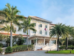 Valkoinen rakennus, jonka yläpuolella on kyltti, jossa lukee: ”GRAND HOTEL D’ANGKOR”.