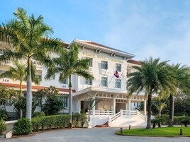 Un edificio blanco con un cartel que dice 'GRAND HOTEL D'ANGKOR'.