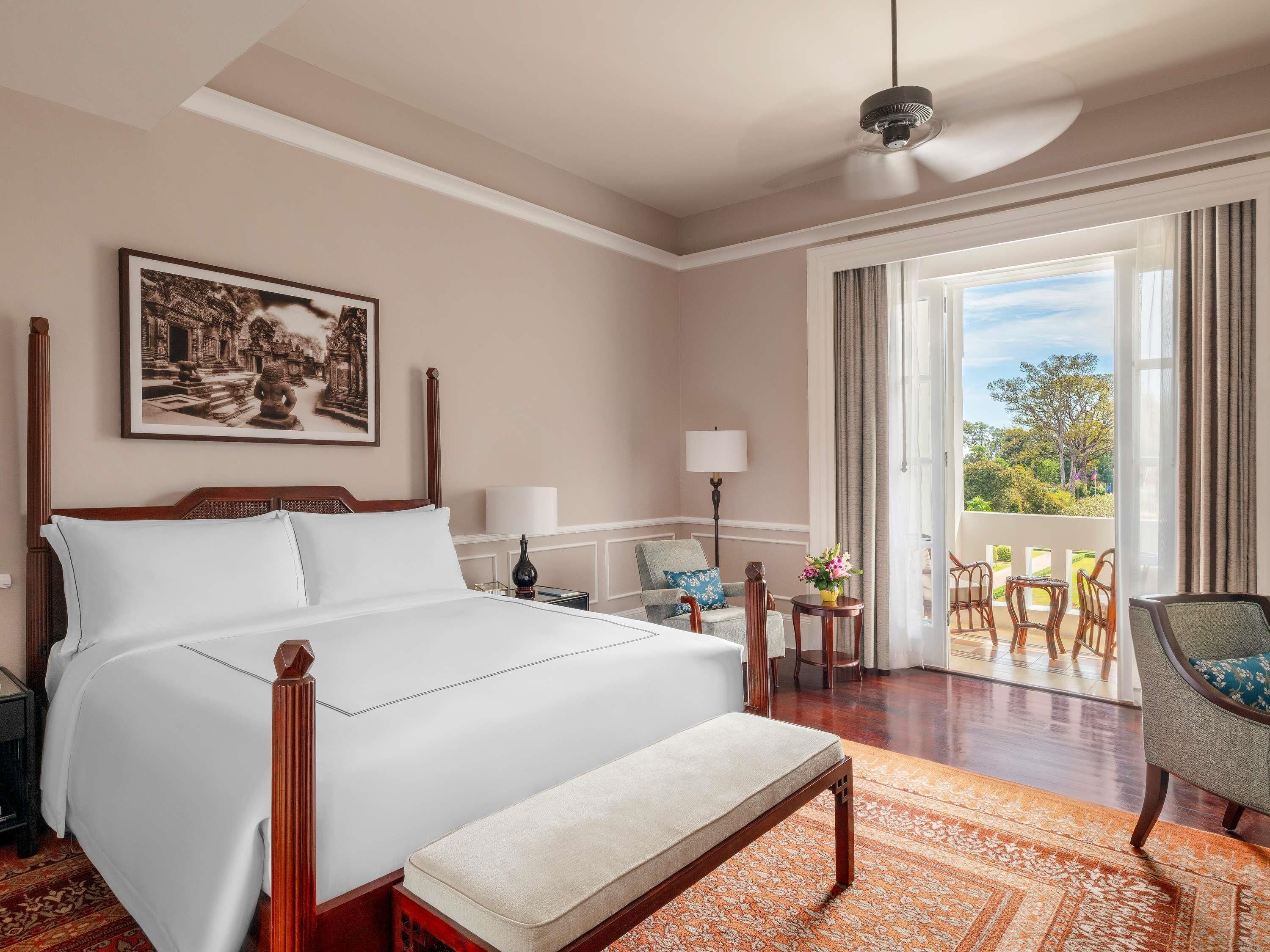 Landmark Room Pool View King | Egyptian cotton sheets, premium bedding, pillow-top beds, minibar