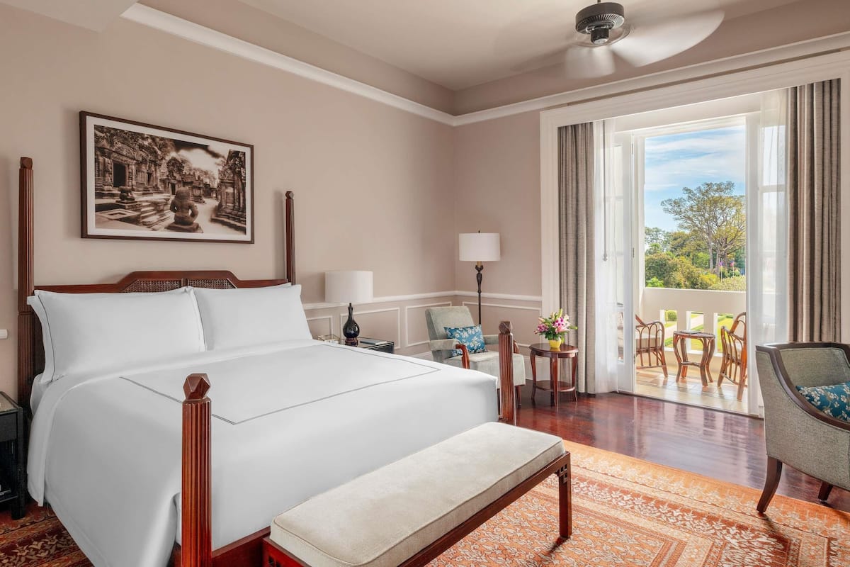Landmark Room Pool View King | Egyptian cotton sheets, premium bedding, pillow-top beds, minibar