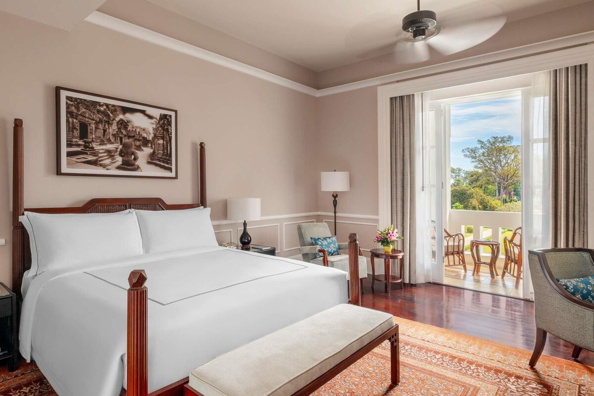 Landmark Room Pool View King | 埃及棉床单、高档床上用品、加厚床垫、迷你吧