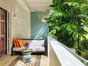 Raffles Suite King | Egyptian cotton sheets, premium bedding, pillowtop beds, minibar