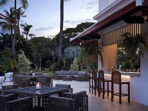 2 bares, bar junto a la piscina
